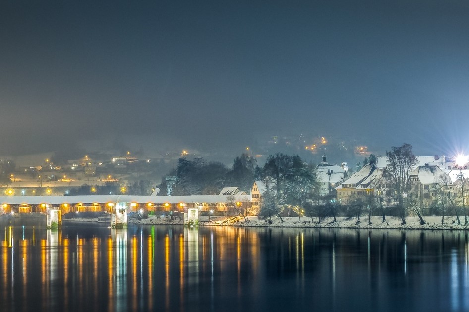 Schneebedeckte Holzbrücke und Stadtansicht vom Rhein aus in Bad Säckingen