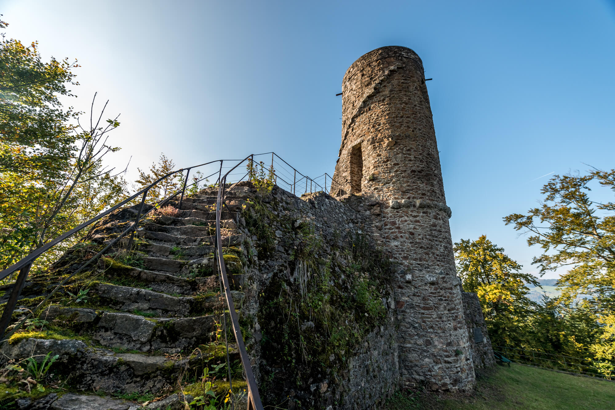Treppe zur Burgruine Bärenfels hinauf